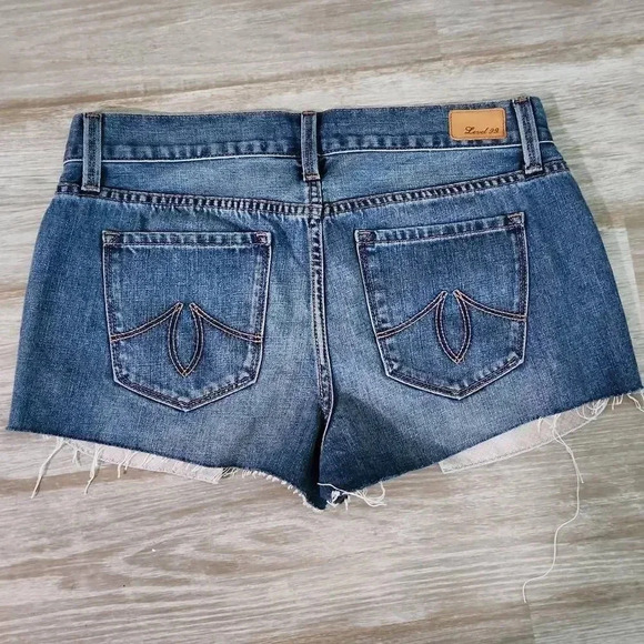 Level 99 Raw Hem Cutoff Jean Shorts - Picture 4 of 7